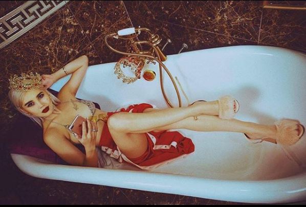 Хаданы дүрээр олонд танигдсан Сансармаагийн нүцгэн зургууд /+16/